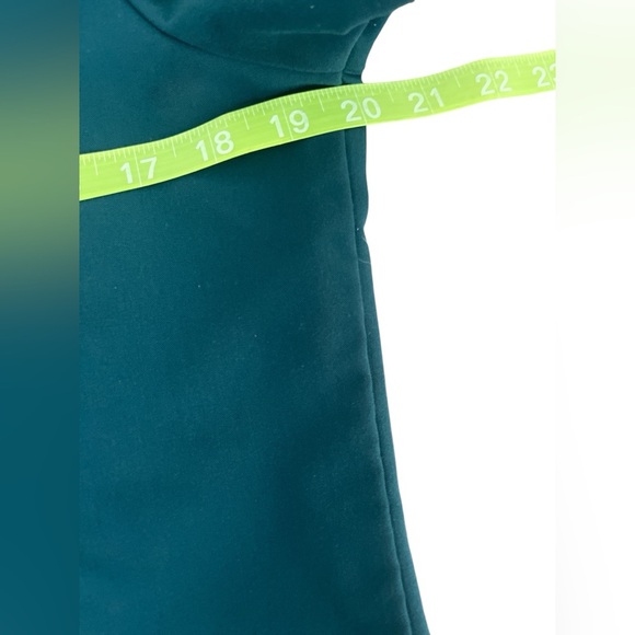 Ladies Figs V-Neck Classic Fit Anti-Wrinkle Teal Top Size Small - Picture 4 of 4